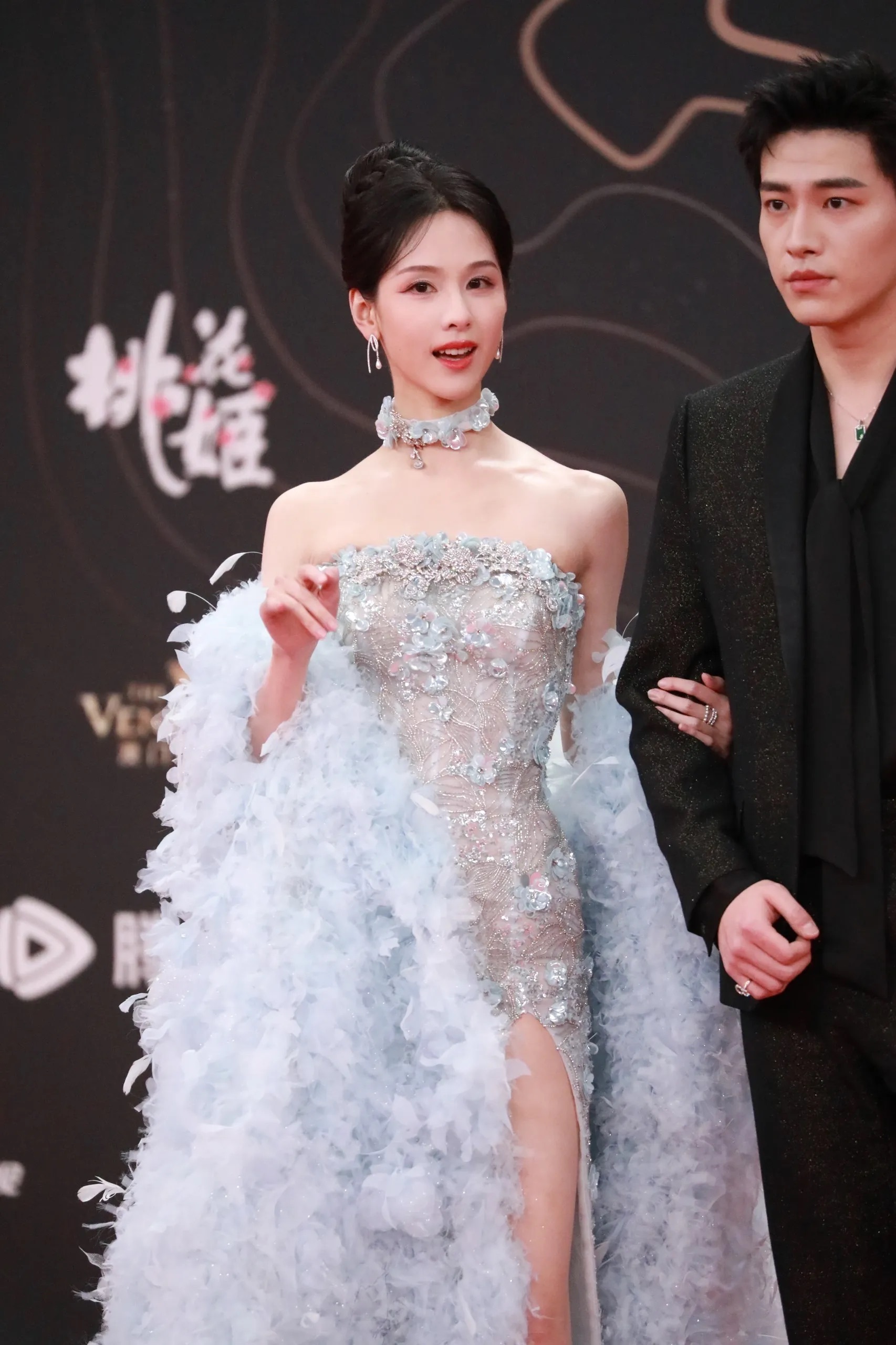 陈都灵努力社交辛云来默默喝水 陈都灵哈哈哈真的漂亮温柔又可爱～舔舔美颜，再来期待