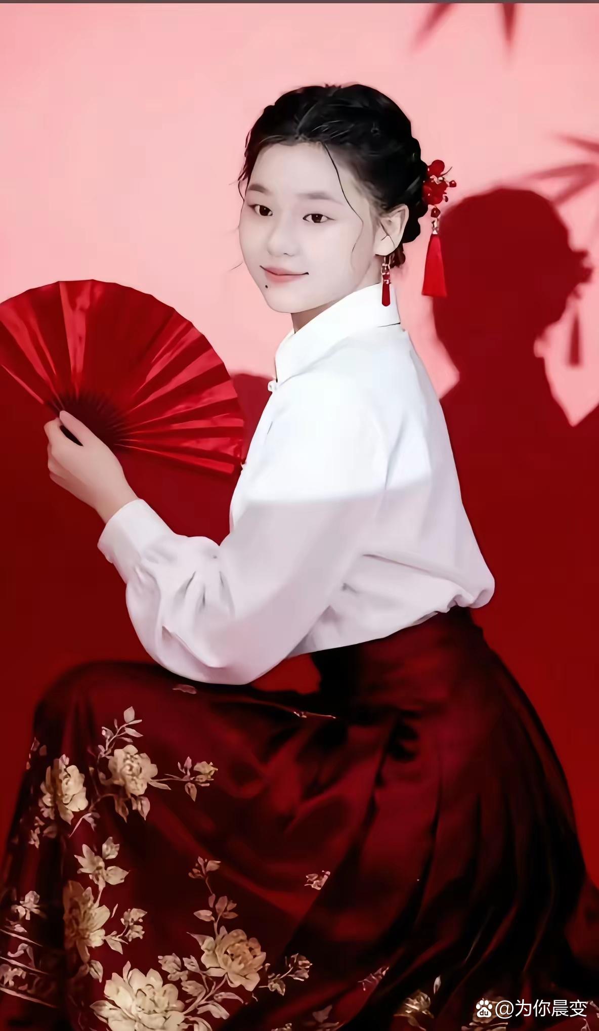 全红婵的写真照让人忍不住多看几眼。

无关画面精致度，

也无关人气高低，

只