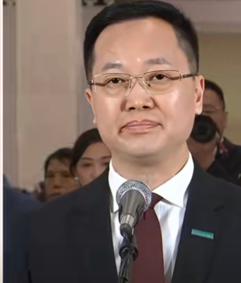 代表现场展示中国智造芯片从跟跑到领跑，中国芯片交出亮眼答卷。两颗高端显示芯片自主