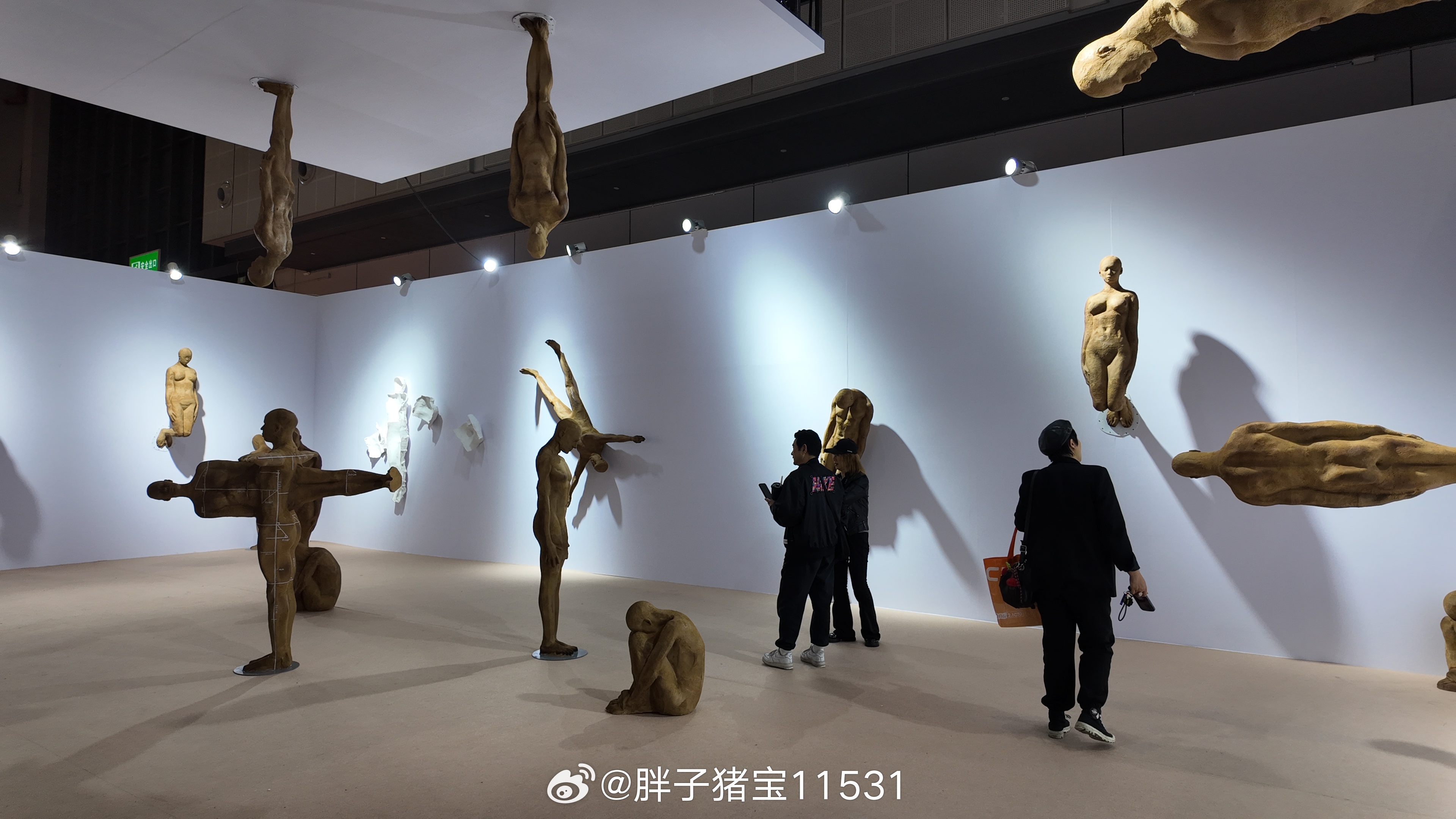 喜欢食品展啊，都吃饱了。晚上吃的裕兴记，蟹黄面，加蟹醋还可以，但是吧没多惊艳。蟹