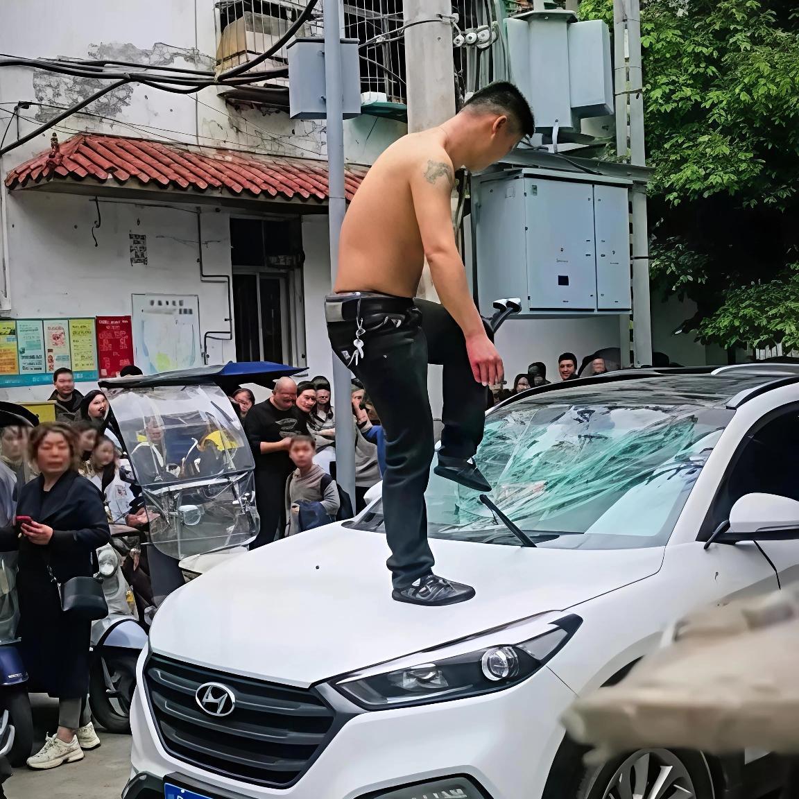 四川阆中33岁砸车的那个事儿，
我又去查了一下，一查气得拍断大腿，
他有一个比砸