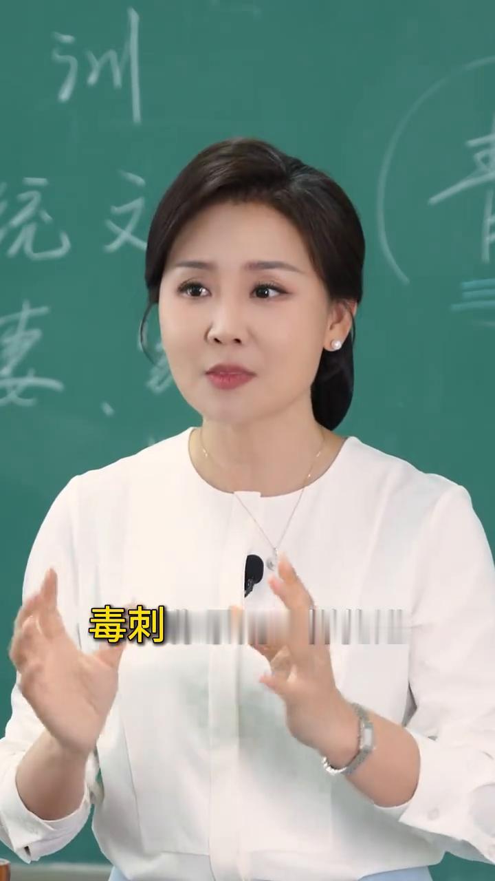 黑熊被一只蜜蜂蛰了鼻尖，剧痛袭来。黑熊彻底的暴怒了，它想报复，它咆哮着举起熊爪，