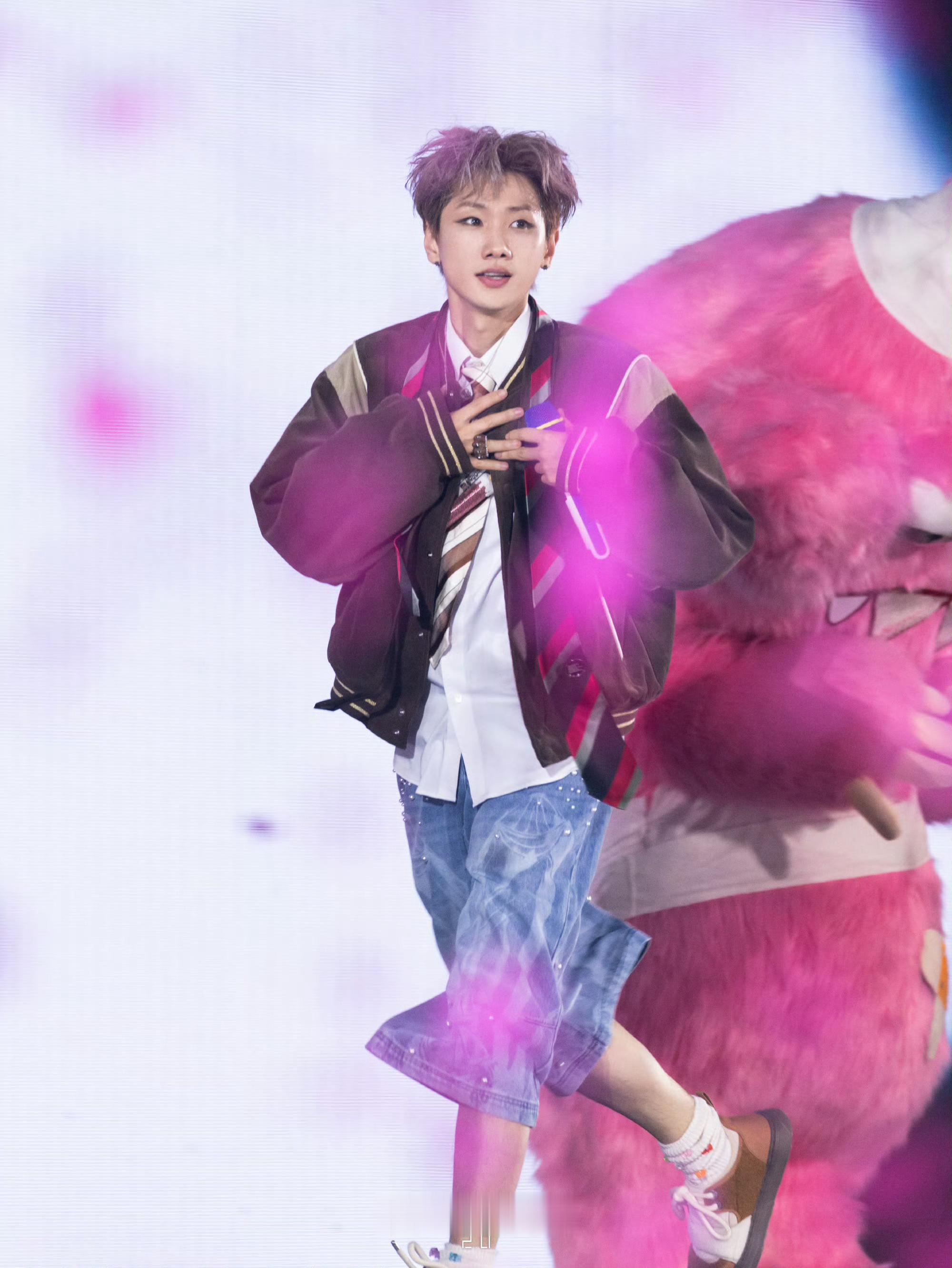 汪苏泷很满意他的兵汪苏泷知道大家等很久，特意开窗打招呼，这个大拇哥我先收下，真的