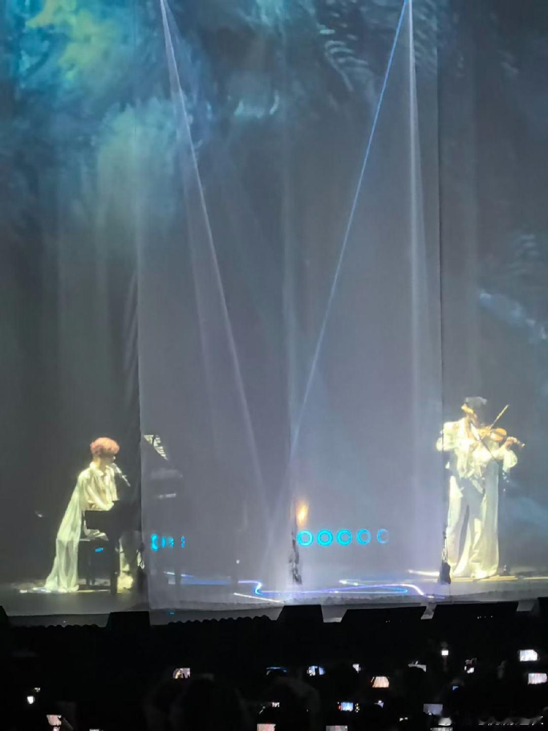 何昶希何衍朝钢琴小提琴合奏 何昶希何衍朝演唱会大合唱被这段演奏狠狠打动，何昶希何