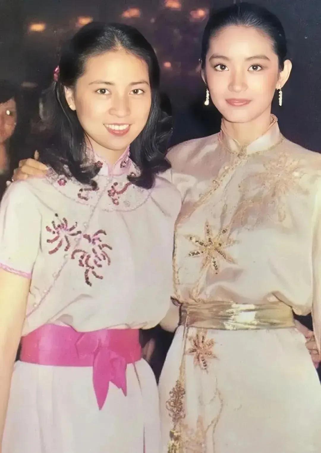 两位老影星同框，右边的叫林青霞，左边的是谁？