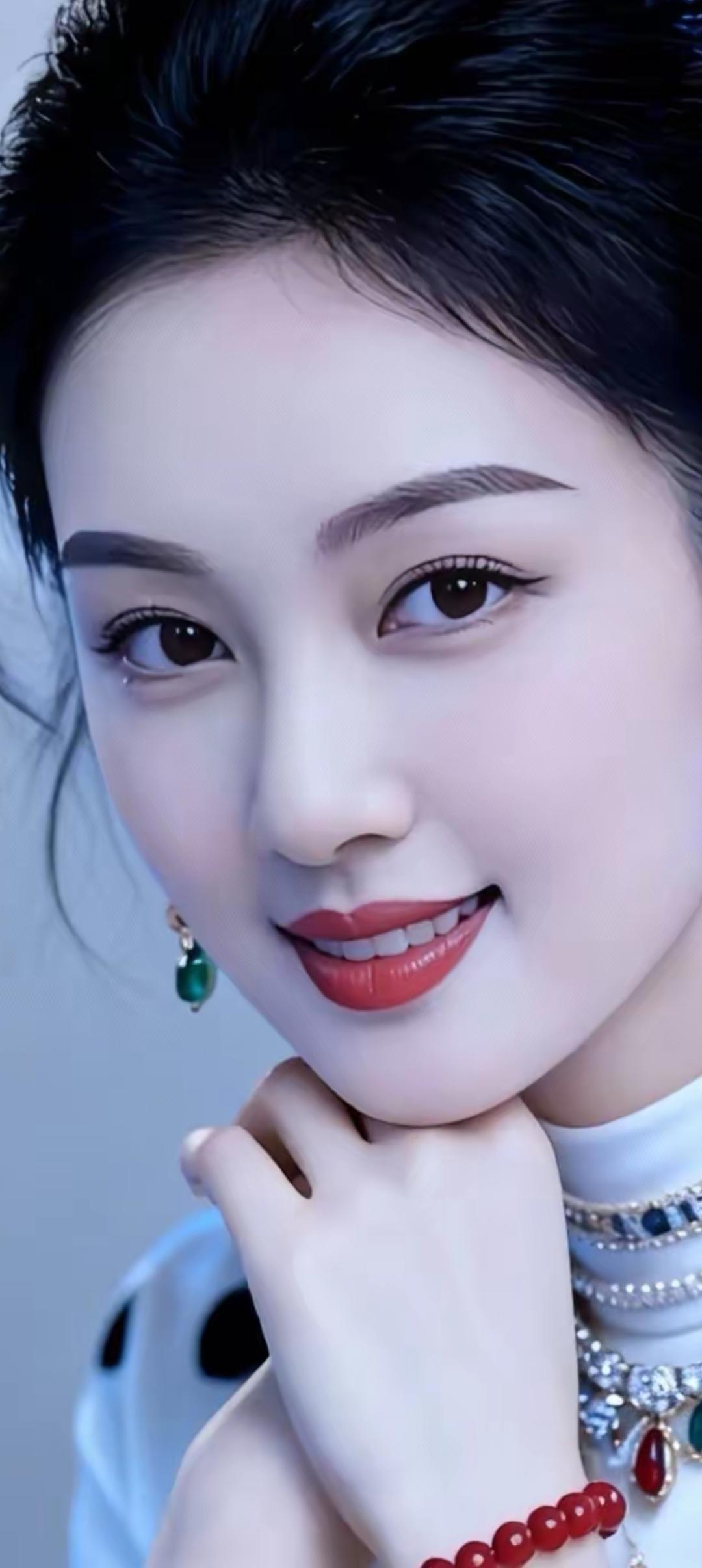 优雅气质，珠宝闪耀，红唇微笑，完美妆容