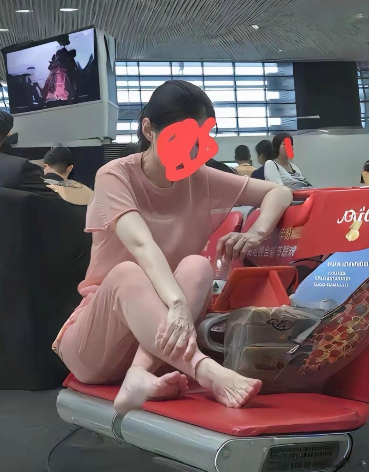 这是真拿候车大厅当自己家了，好没有素质啊