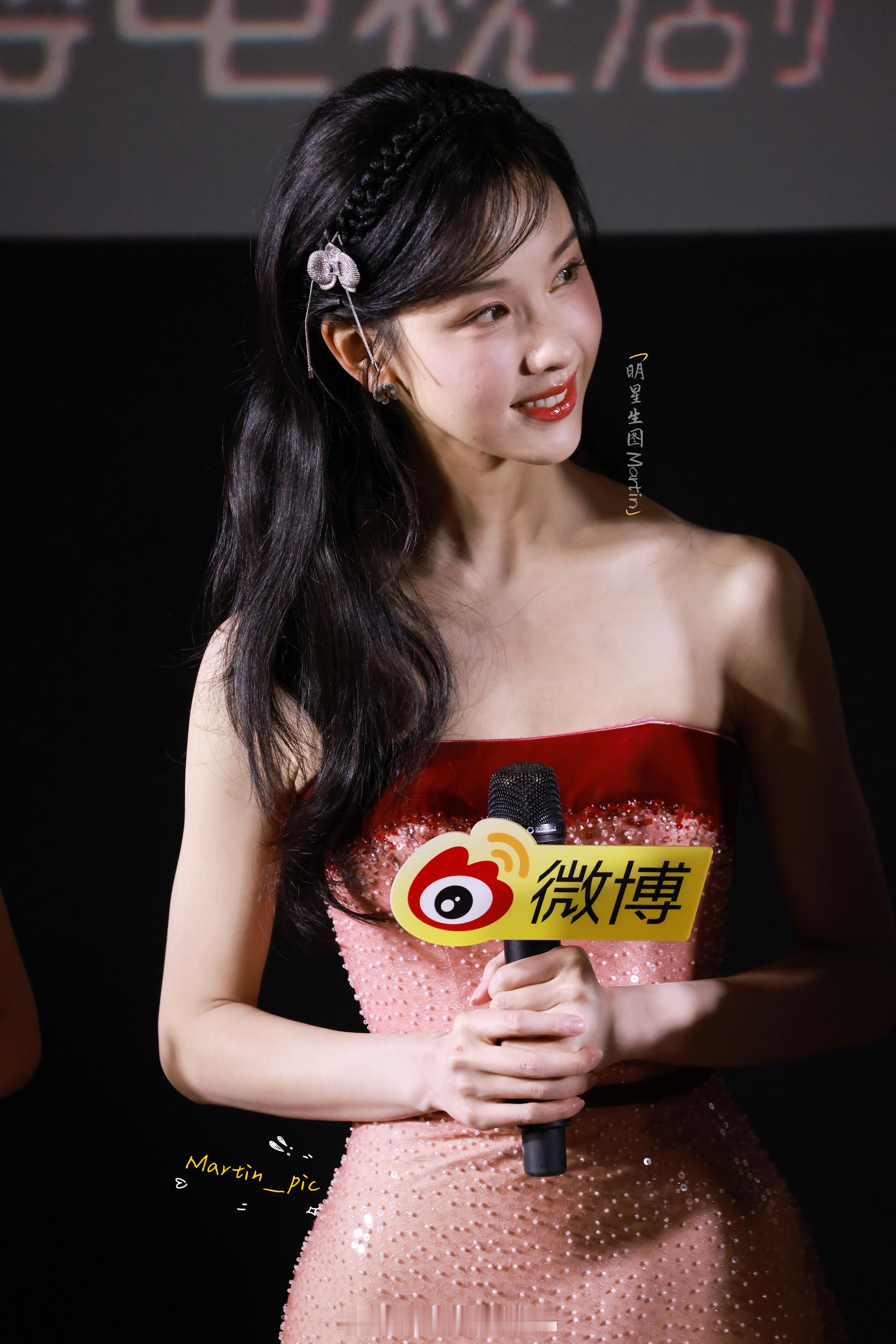 陈都灵完全是妈咪级别的雁回时微博追剧团陈都灵雁回时 嘟嘟 追剧团新裙子生图~​​