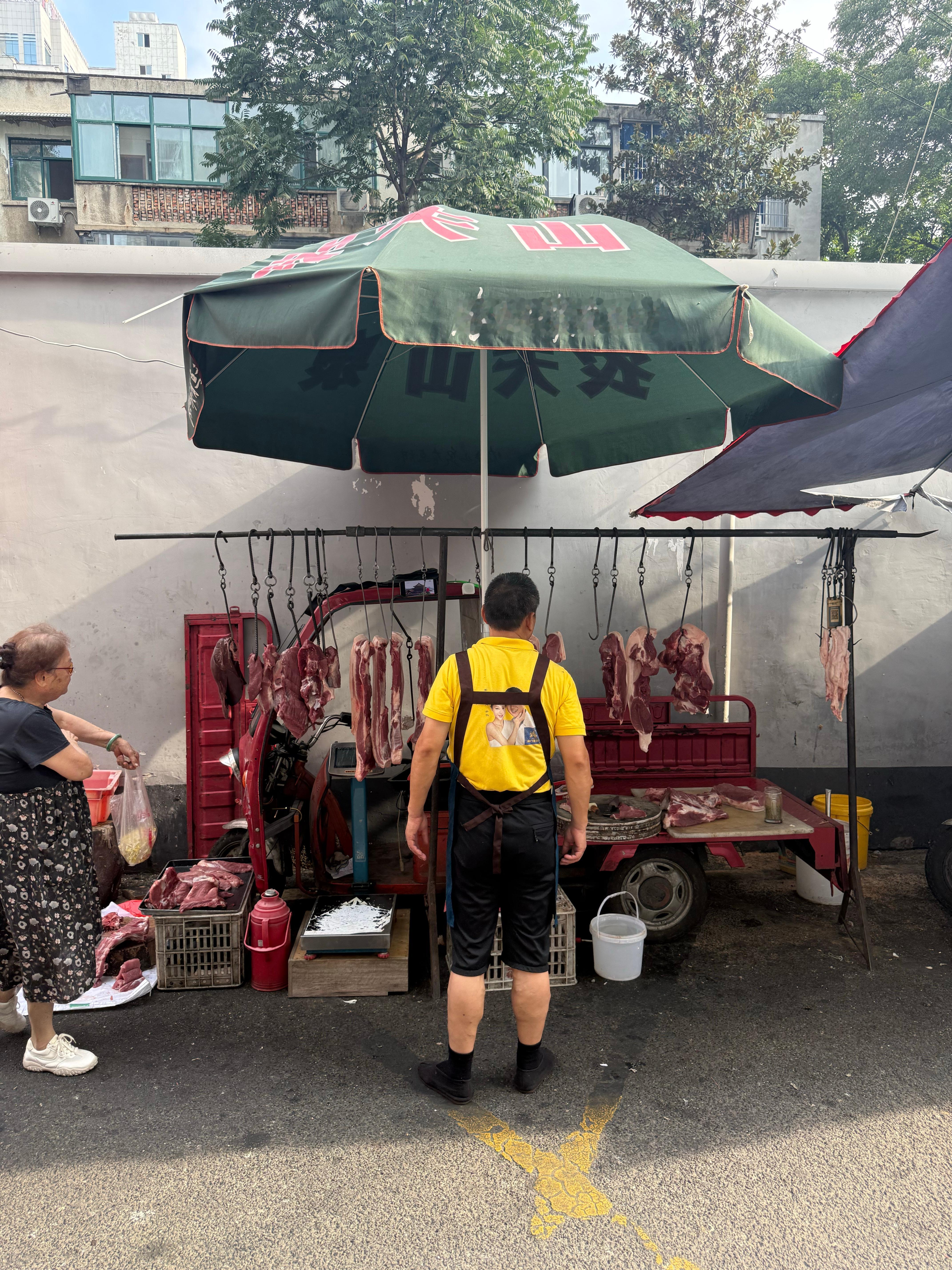 出门吃碗热干面，大家都在看阅兵直播九三盛大阅兵 ​​​