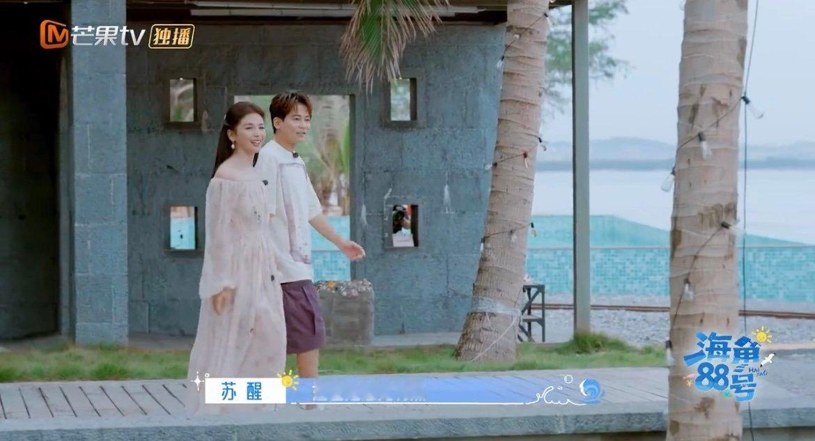 徐志胜舞狮差点舞进海里 徐志胜舞狮主打一个“沉浸式奔赴”，眼里只有大海没有苏醒，