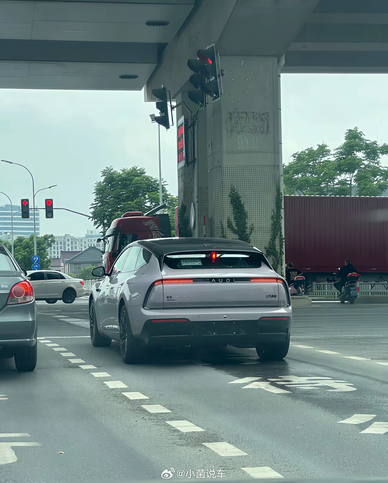 听说这车搭载 100 度宁德时代电池，续航 770 公里，800V 高压平台，充