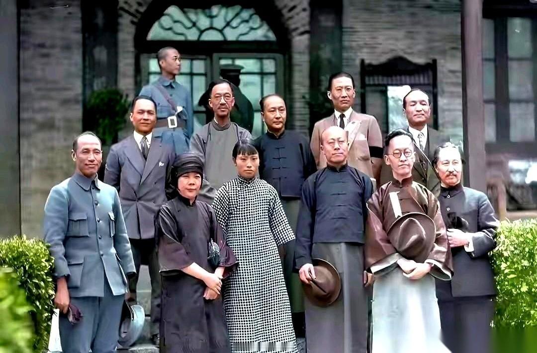 这张照片，信息量有点大。
C位那个男人，我想没几个人不认识吧。
那时候头发已经有