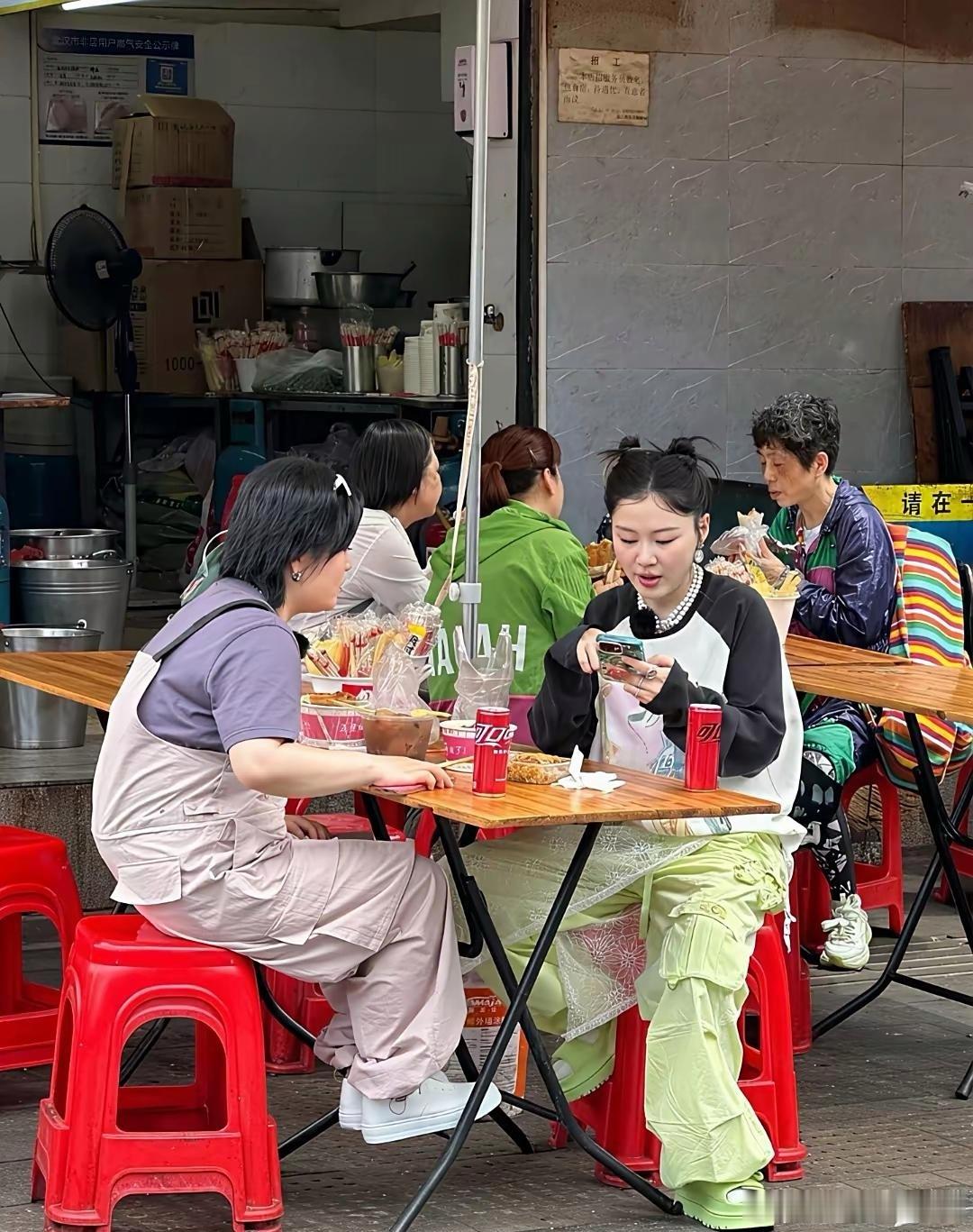 金靖应该属于谐星中的美女吧？ ​​​