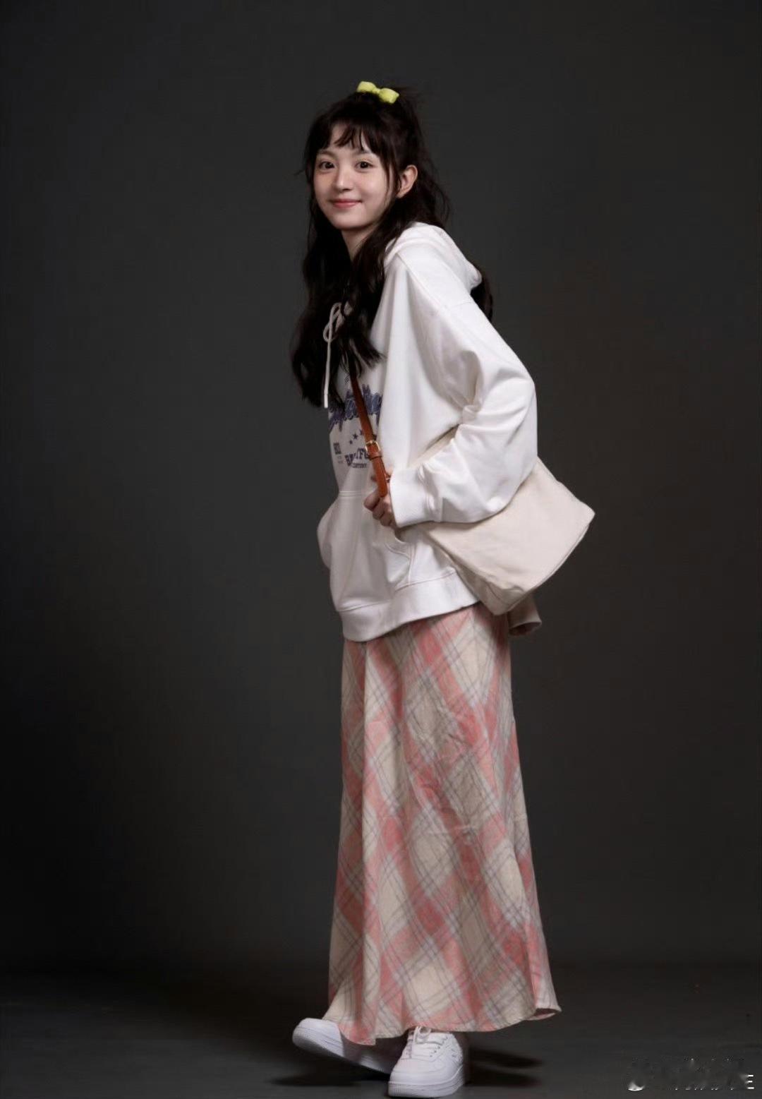 田曦薇这套服装跟生活话，估计很多人都能完美驾驭！ ​​​