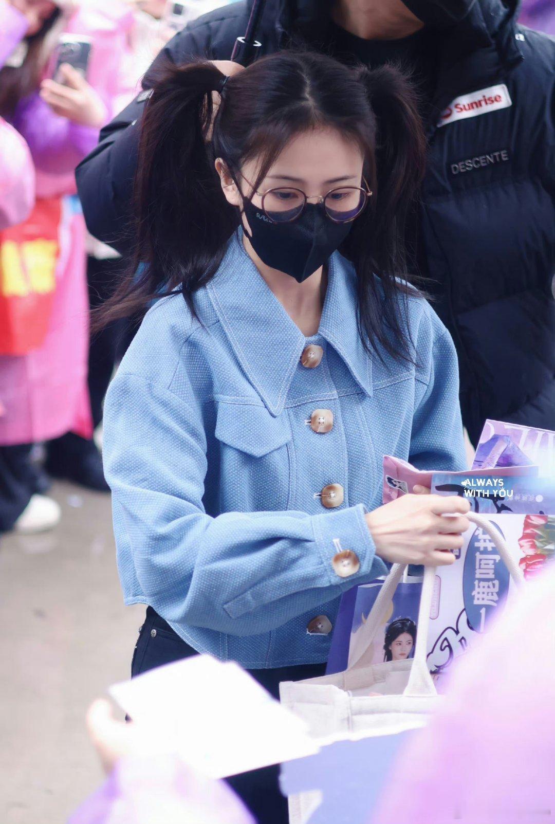 #白鹿白月梵星杀青请粉丝喝咖啡# 人美心善#白鹿白月梵星杀青双马尾路透# ​​​