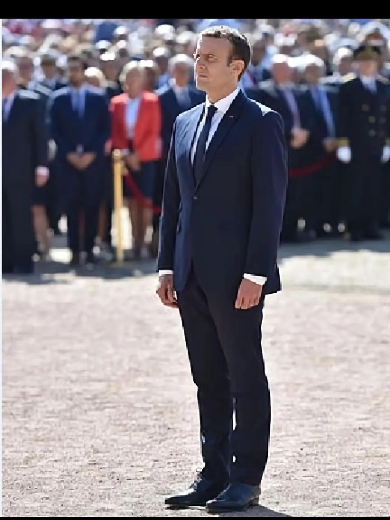 我看到这篇文章时，确实没忍住笑了！[捂脸]
 
马克龙宣布要派兵去乌克兰，结果俄