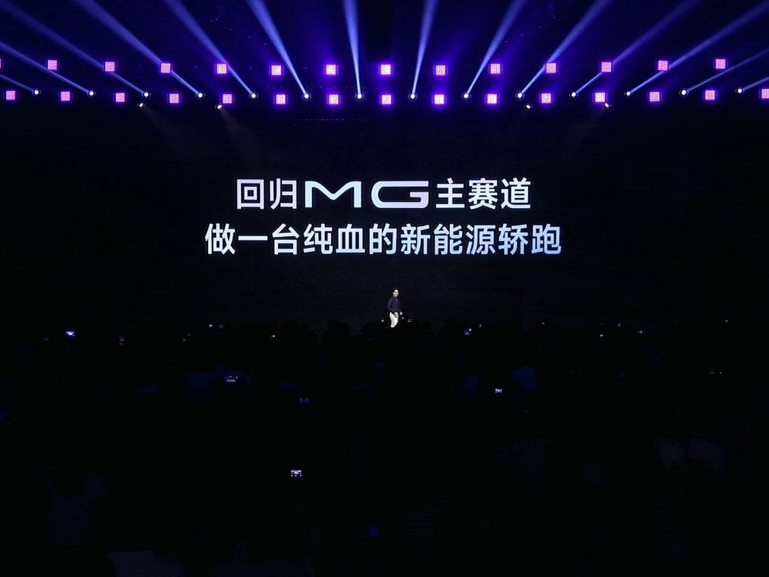 回顾百年历史，用传承阐述设计。大白话一点，我抄我自己，你们用的设计都是我从前用过