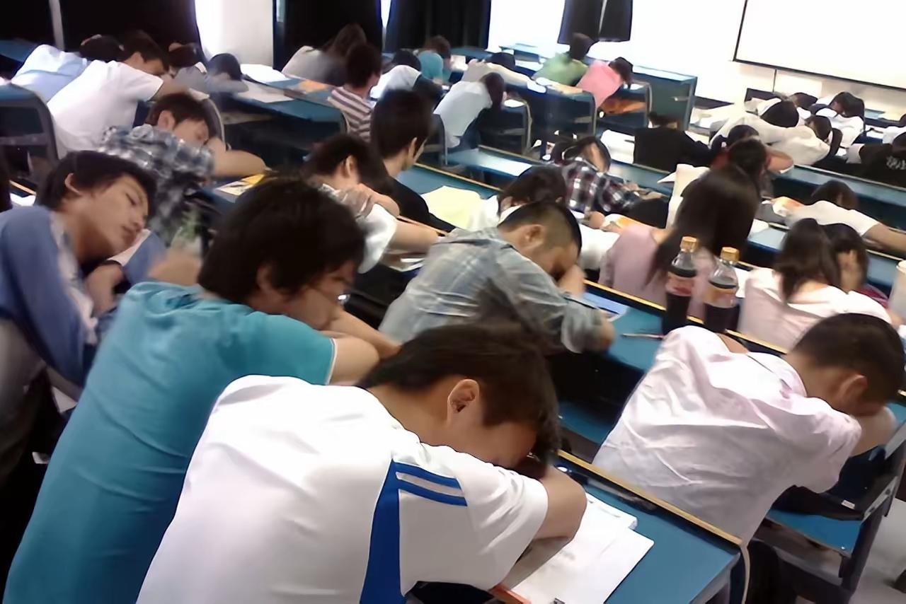 2026中考生偷着乐吧！这波政策红利简直是天上掉馅饼，近十年最幸运没有之一！
 