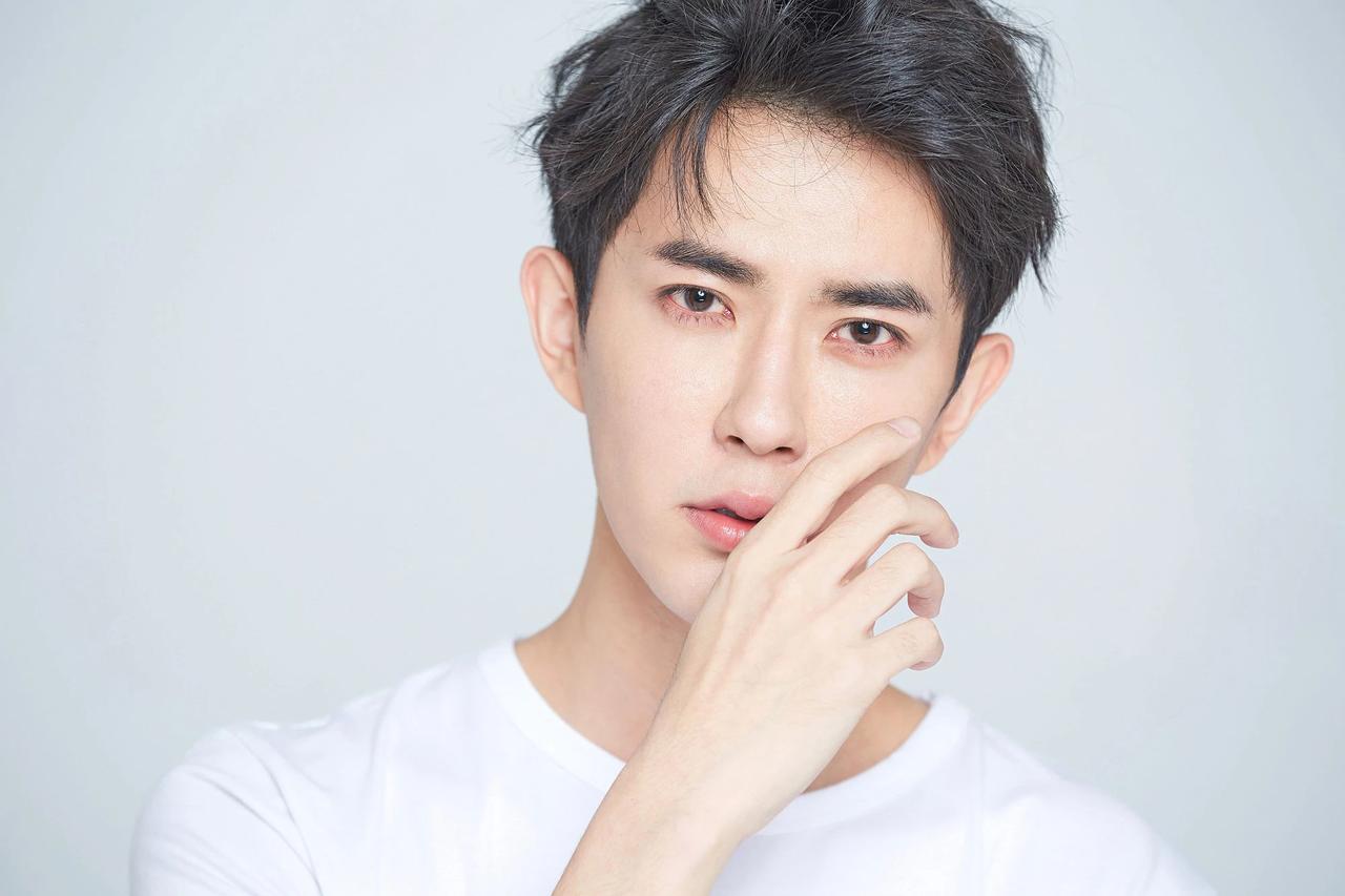 演员于朦胧坠楼身亡令人痛惜，现场发现其兜里装有朋友的两块劳力士手表，引发诸多猜测