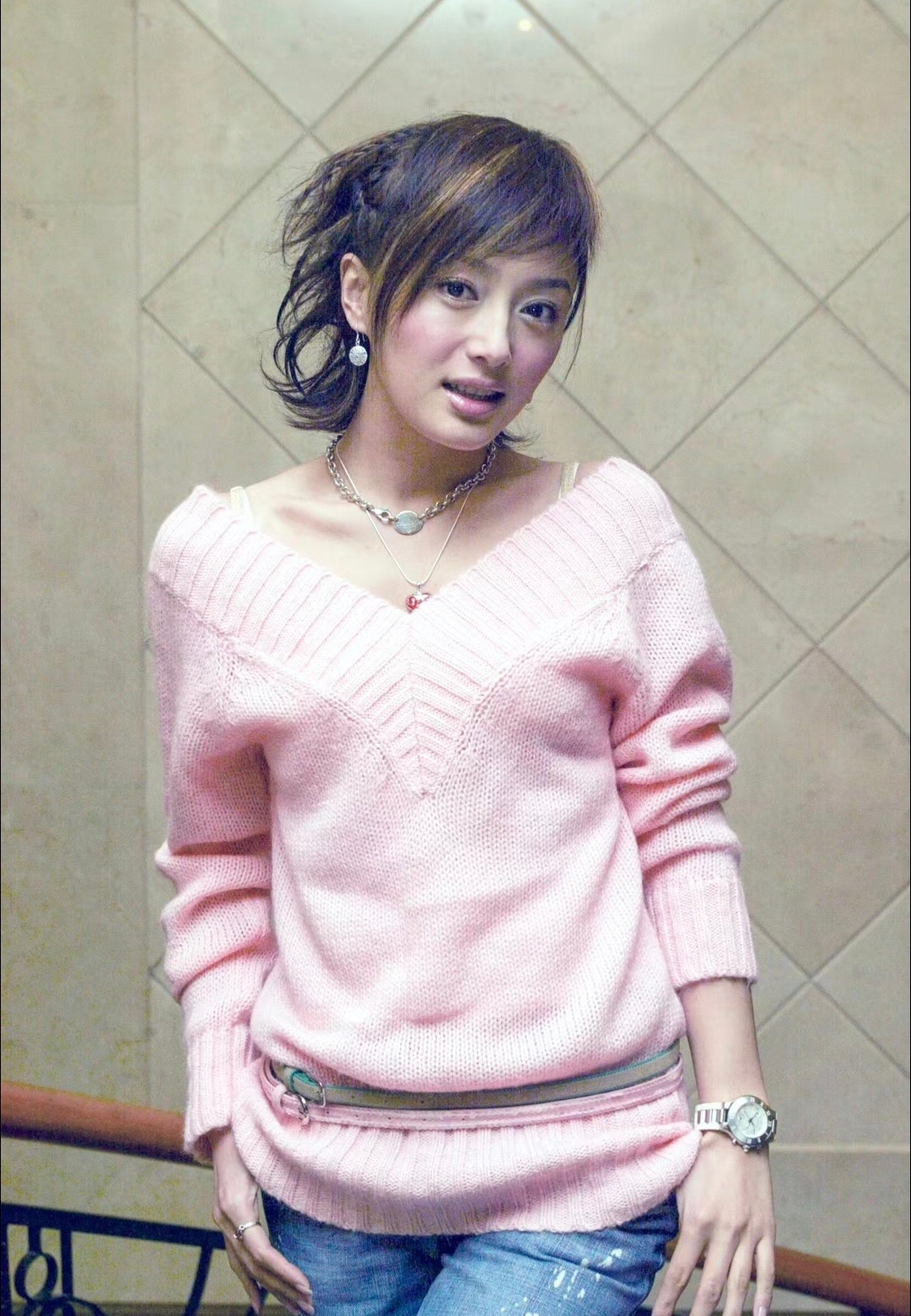 曝魏大勋秦岚感情现状刚出道的秦岚，好自然的美 