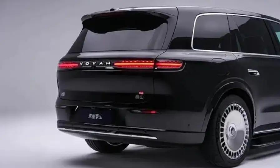 岚图泰山，整体都透着豪华新派的厚重质感，车内配置智能豪华，空间超大，带来舒适的驾