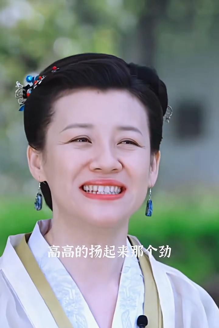 如兰下巴尖尖的，高高的，扬起来那个劲，特别的好玩。