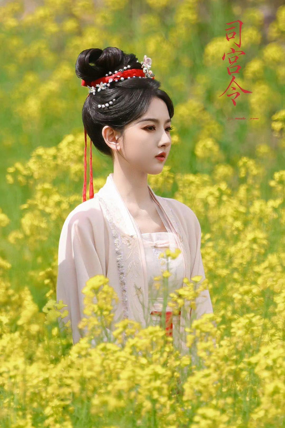 这两天宋祖儿完全是无妄之灾，莫名其妙被牵扯进不相干的事情里。一个喜欢热爱拍戏的小