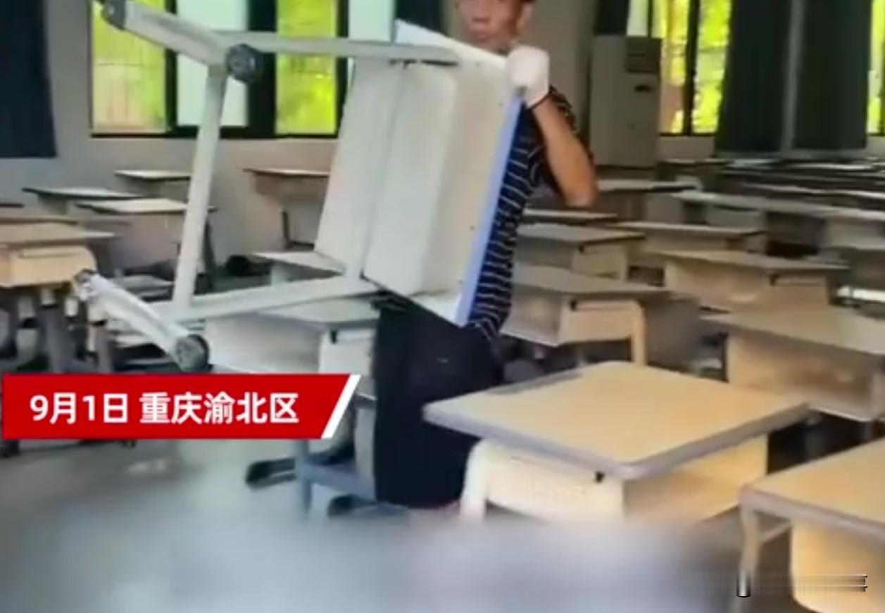 这是太有钱了？重庆渝北区，一学校因搬迁将旧桌椅全都砸烂变卖，可当工人来到现场后却