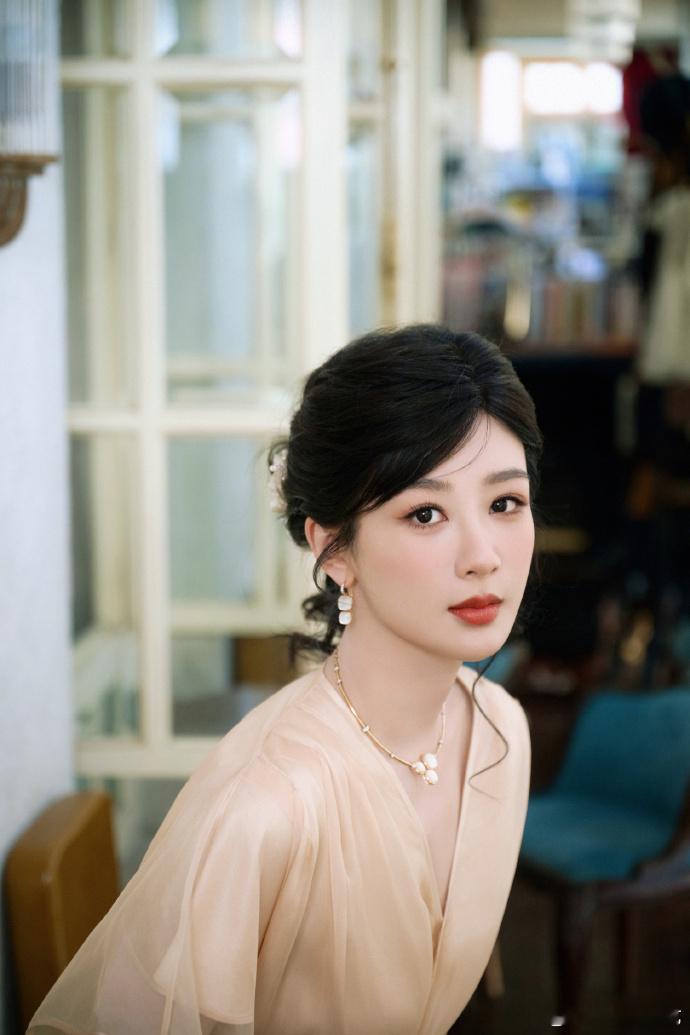 杨紫香槟色长裙look美得我眼前一亮又一亮，裸色系还是很适合杨紫的呀，整个人真的