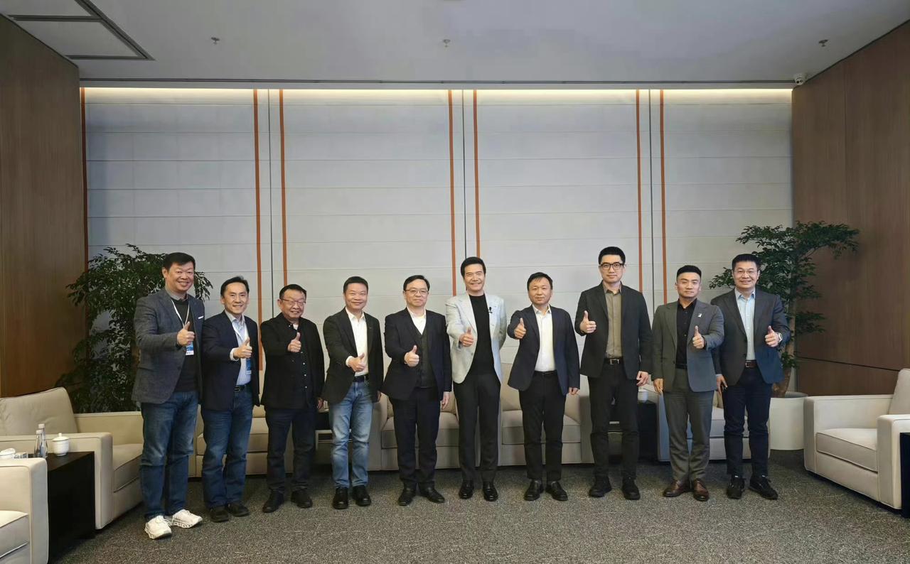 其实很多国产车企的老板都挺大气的！即使是友商的新品发布会，受邀了也去！这种做法虽