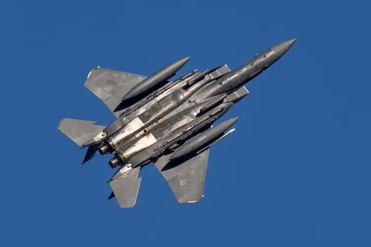 4月初在伊朗上空被击落的那架美军F-15E，飞行员终于开口了。但他描述的画面，比