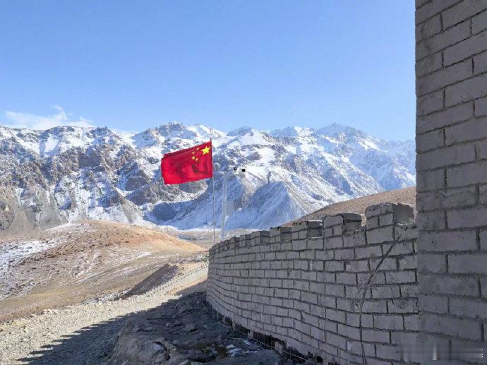 #杨幂立冬随拍#杨幂立冬随拍美极，双麻花辫全黑装，灵动俏皮兼神秘，于立冬之时展别