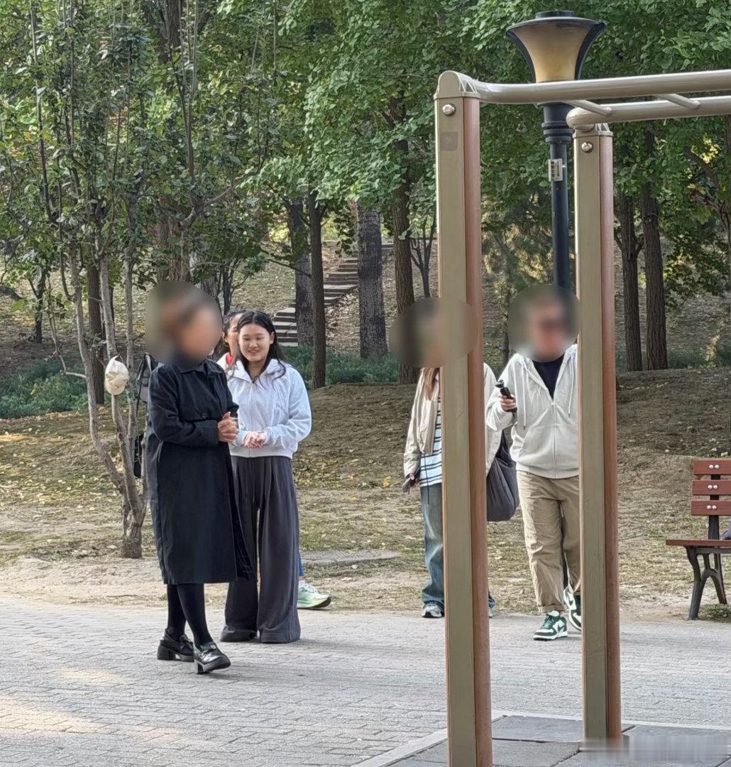 朝阳公园跑步偶遇张家齐网友朝阳公园跑步偶遇张家齐，妹妹好可爱☺️！ ​​​