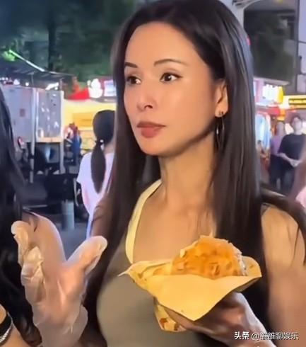 59岁的年纪，35岁的容颜，25岁的身材，娱乐圈再也找不出第二个这样的人。

