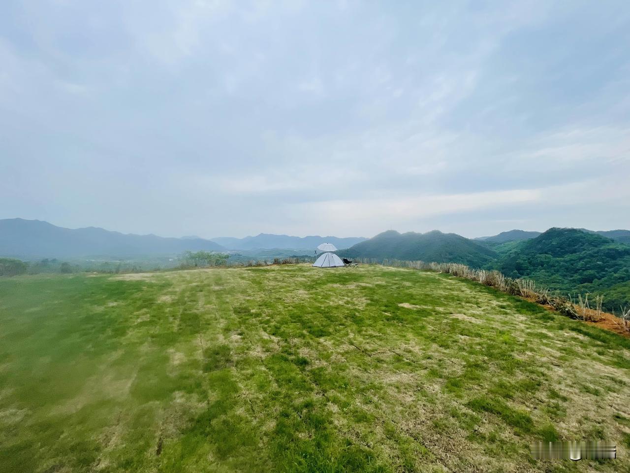 戳这里，一起来集邮>孤独的人在雨中露营