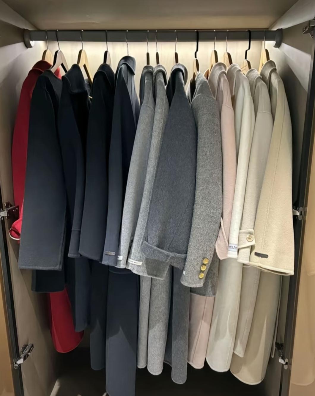 奉劝大家
经济下行时一定要少买衣服
我自己就是一个活生生的例子
近三年
每当自己