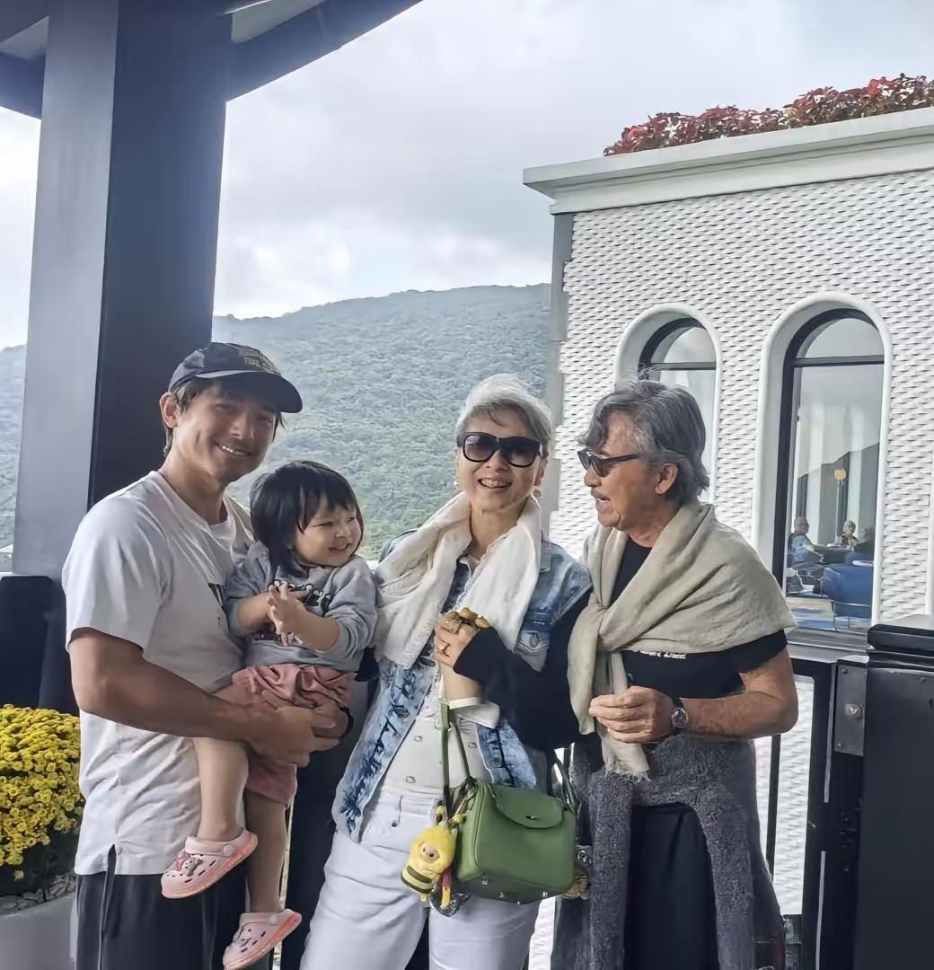 78岁的林子祥携家人前往越南度假，享受温馨的家庭时光。叶蒨文一路牵着小孙女的手，