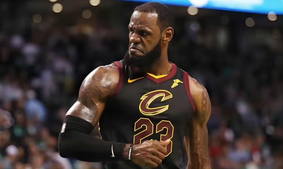 2018年的季后赛，33岁的詹姆斯身边，站着一个球风偏软的内线乐福，一个防守糟糕