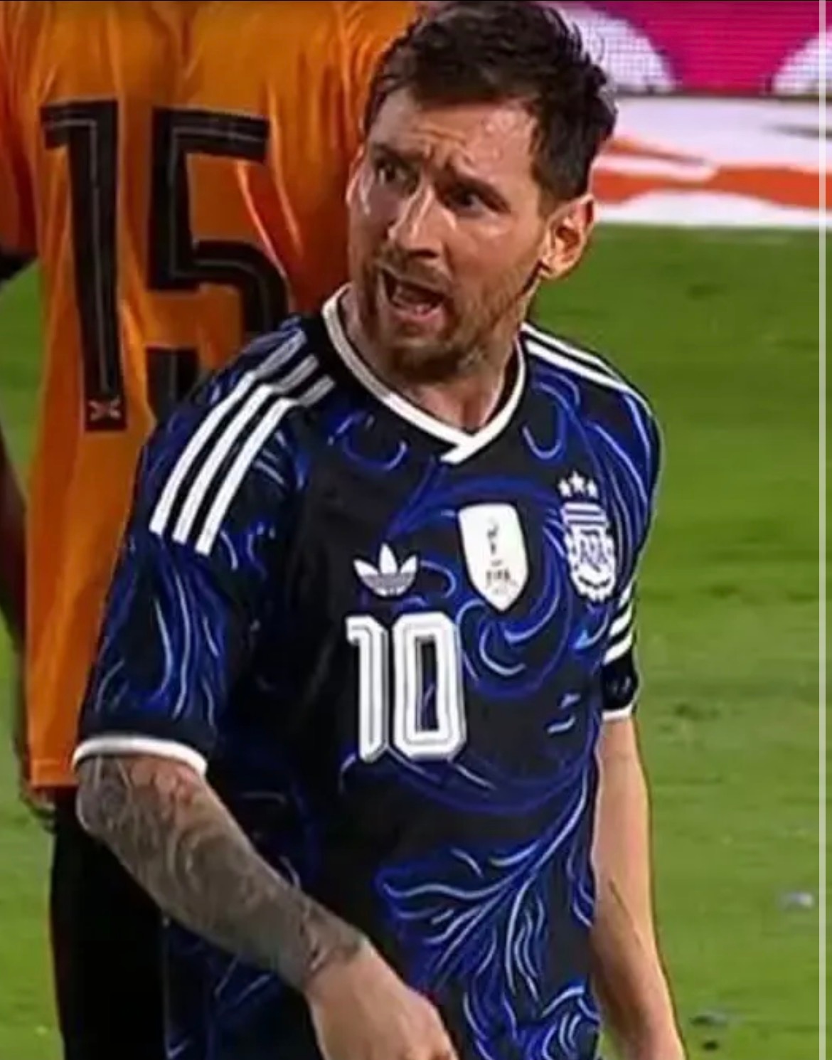 原来梅西对队友表情这么凶是让点嗷