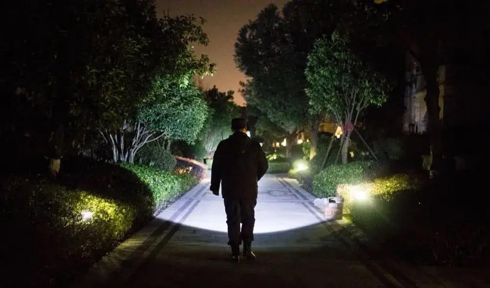 一个APP，正在逼走一个行业。
夜班保安这个活，快没人干了，以前上夜班是自由的，