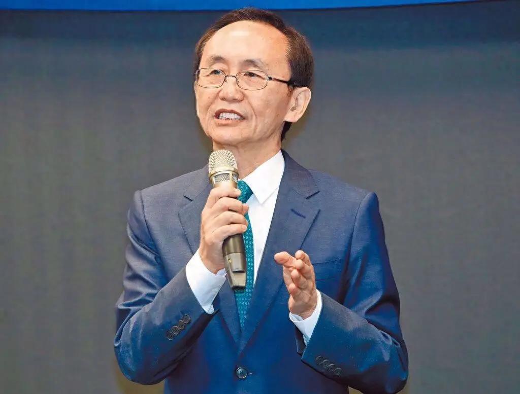 台湾美丽电子报董事长吴子嘉说：中国是世界上唯一一个不愿意承认自己强大的国家。
 