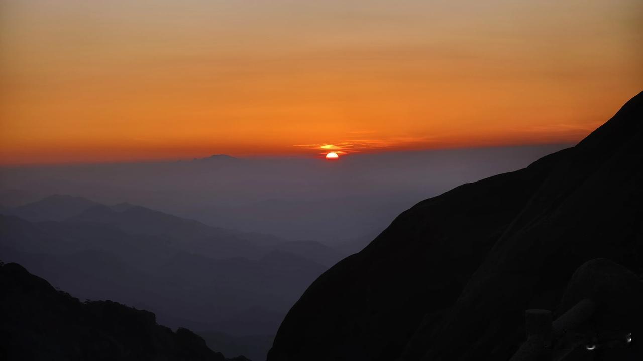 山顶日出云海打卡牛草山云海日出