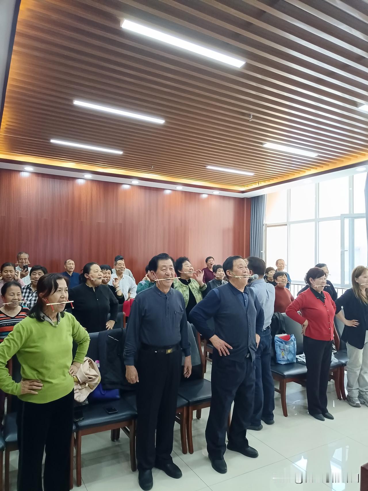 唱着唱着又学会了两首新歌
一首《天边牧歌》
一首《月亮月亮我向你许愿》
在学《春