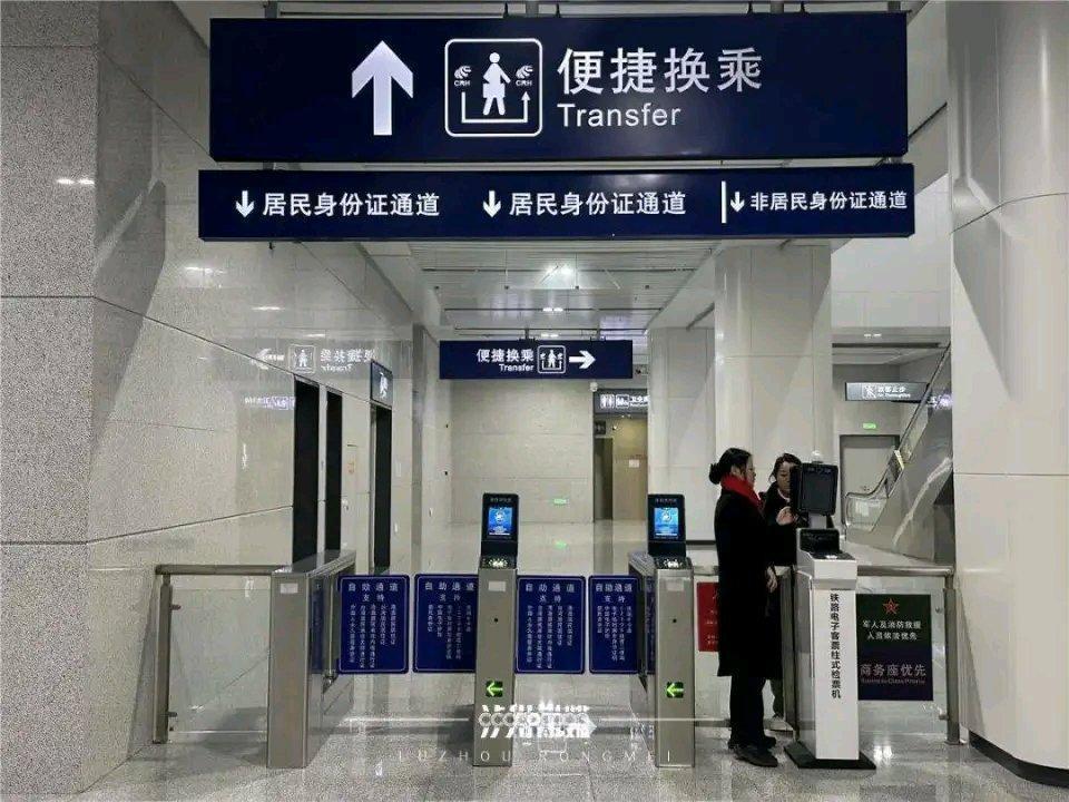 国庆假期15秒极限换乘！郑州男生火了：这波操作，技惊全网！