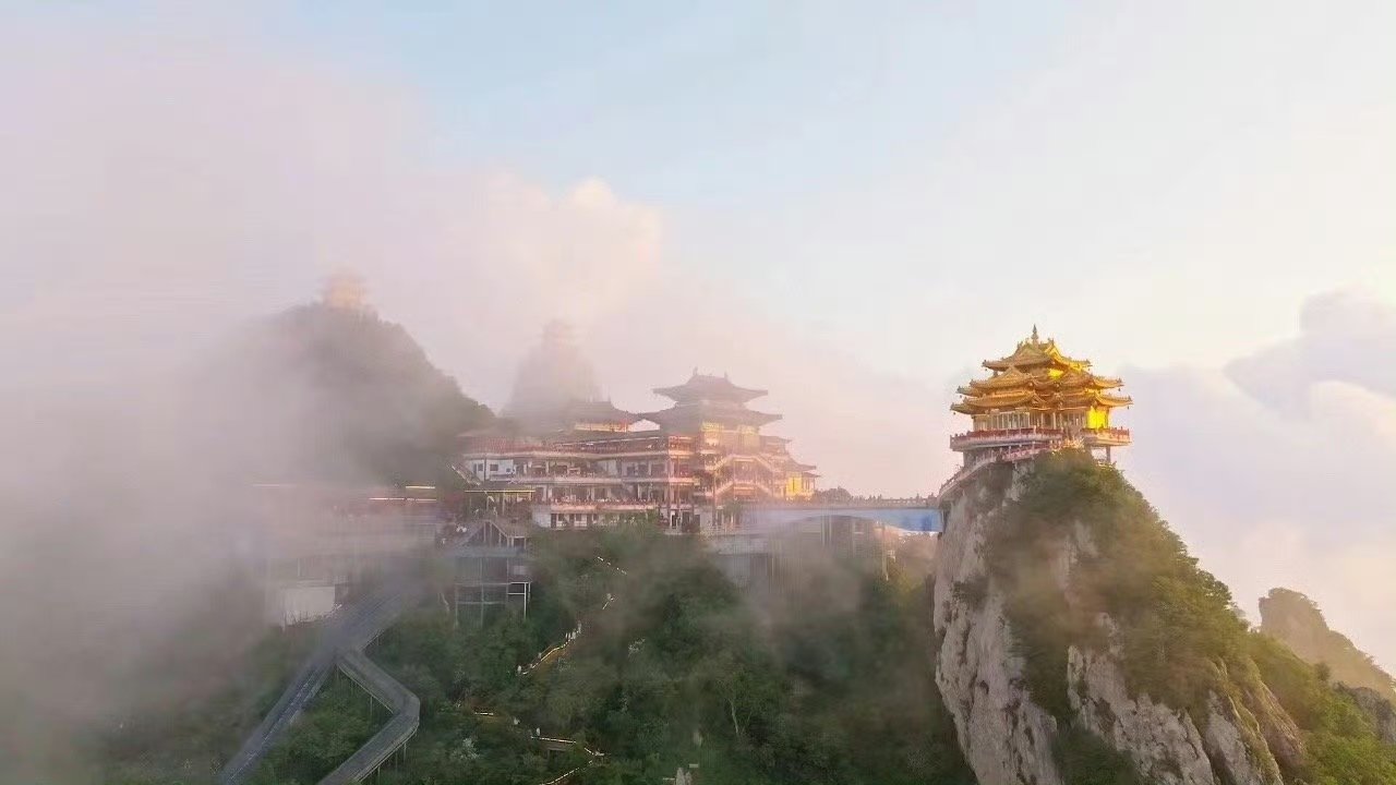 被栾川美景硬控了暑假栾川旅游好去处谁能拒绝栾川的夏日山水！漫山青绿搭配潺潺溪流，