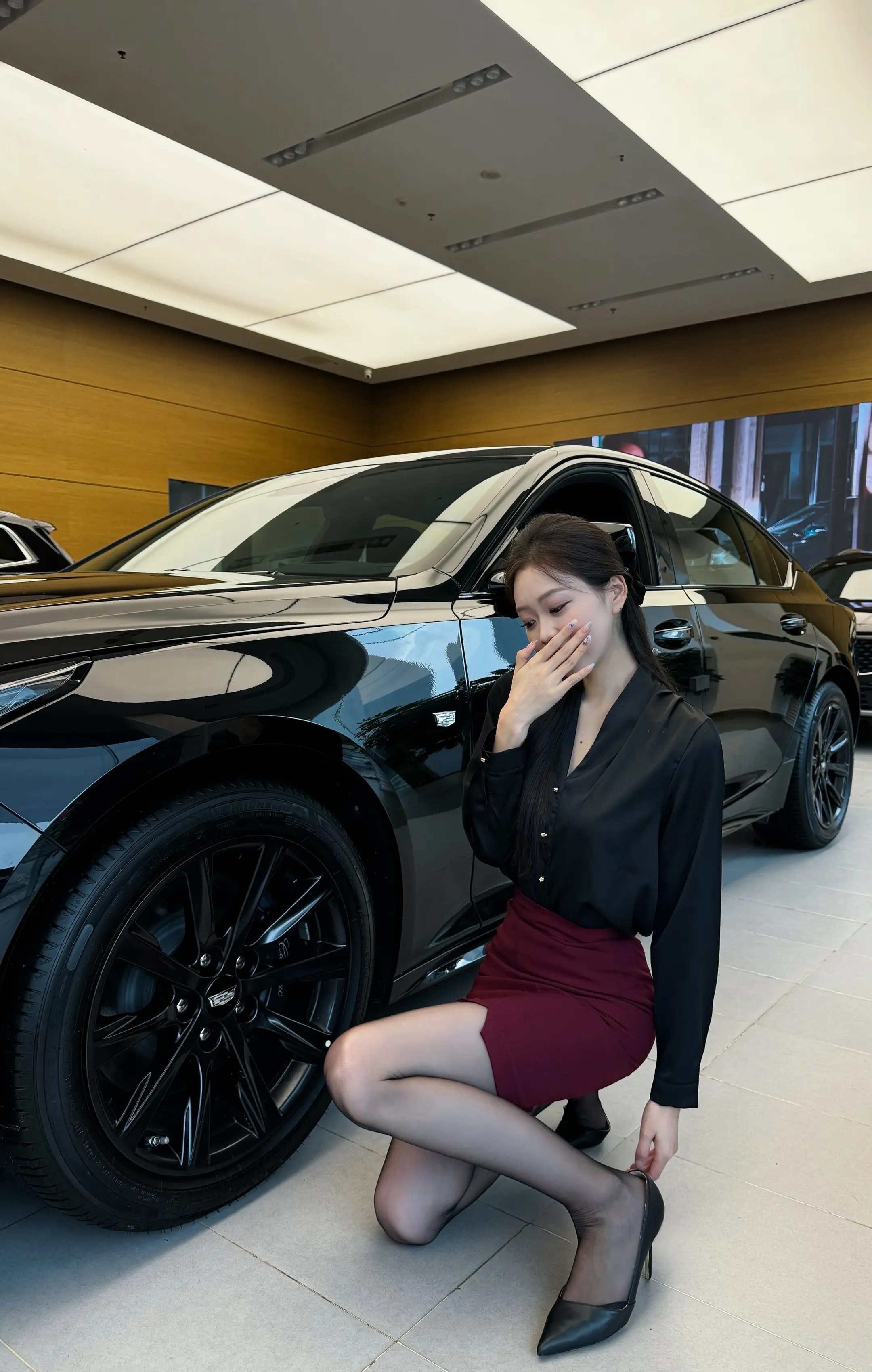下班了嘛  我开凯迪拉克来接你~