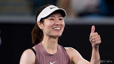 中国网坛名宿李娜依然“抢镜”
2024澳网为昔日网坛名将举行元老赛。十年前在澳网