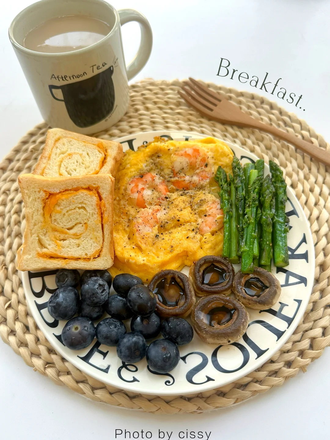 今日份的早餐🍞肉松吐司🍤虾仁滑蛋蔬菜多多