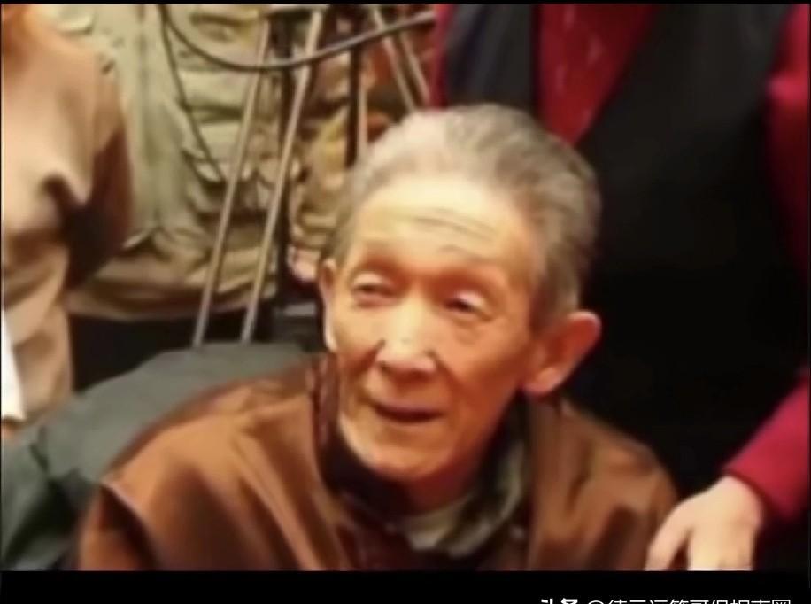 郭德纲成名前最扎心的一幕发生了。
当着老艺术家的面，他的老师说了四个字。
那时郭