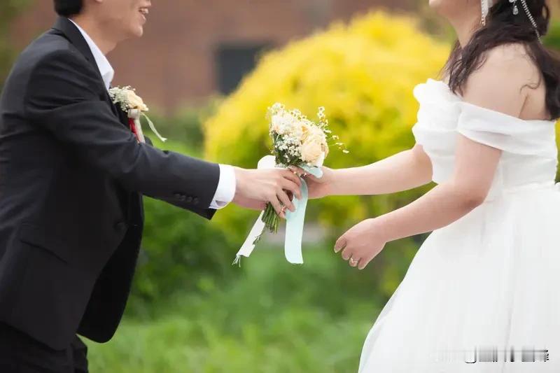 婚姻需不需要金钱支撑，这事儿不能一概而论。有人觉得没钱别结婚，毕竟结婚买房、给彩